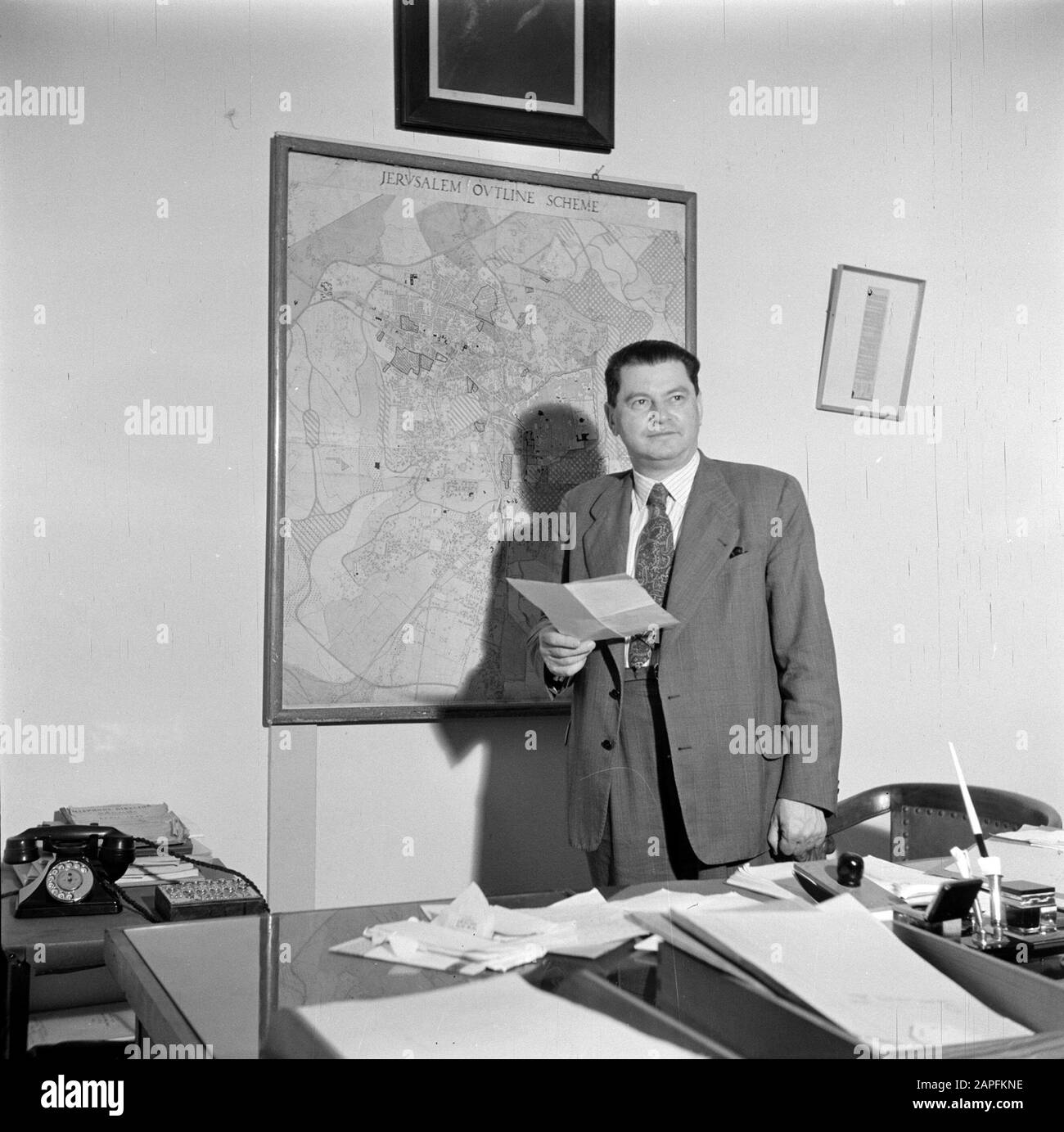Israël 1948-1949: Jérusalem Description: Le maire Daniel Auster de Jérusalem se tenant devant une carte murale de sa ville Date: 1948 lieu: Israël, Jérusalem mots clés: Fonctionnaires, maires, bureaux, plans d'étage Nom personnel: Auster, Daniel Banque D'Images