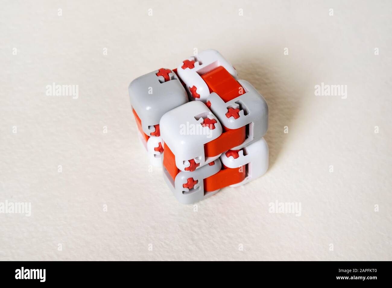 Doigts colorés antistress fidget cube jouet sur fond blanc. Développement de fines compétences en moteur des doigts des enfants Banque D'Images