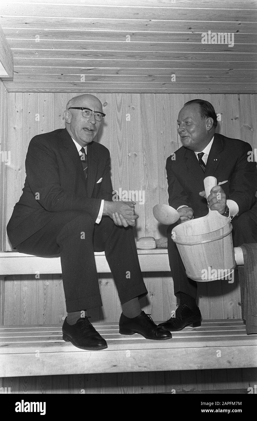 Exposition pour les semaines d'Helsinki Description: Le maire J. Samkalden (à gauche) et le maire Teuvo aura d'Helsinki s'assoient à l'exposition au musée Fodor ensemble dans un sauna Date: 12 septembre 1968 lieu: Amsterdam, Noord-Holland mots clés: Maires, portraits de groupe, saunas, expositions Nom personnel: Aura, Teuvo, Samkalden, Ivo Banque D'Images