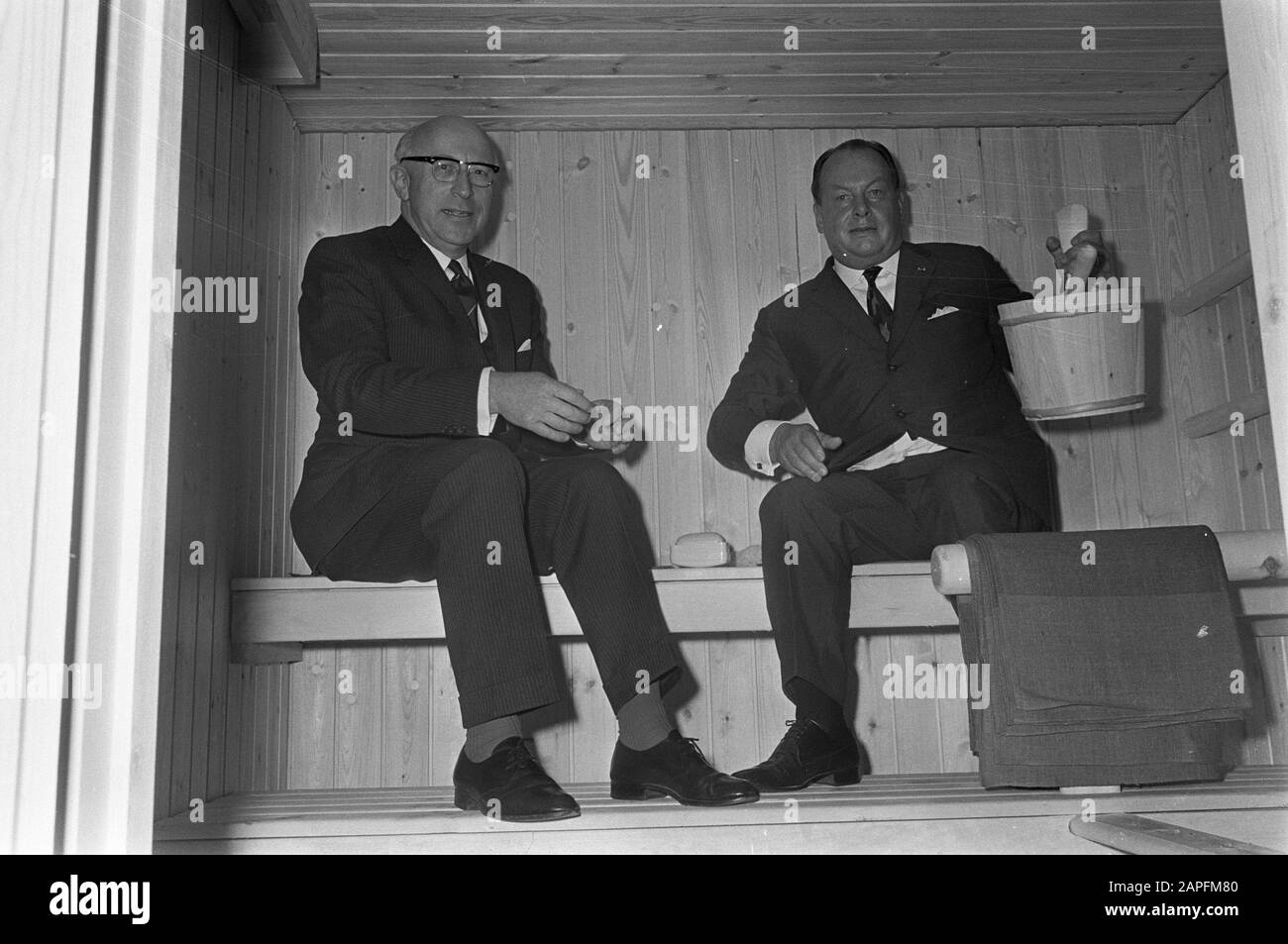 Exposition pour les semaines d'Helsinki Description: Le maire J. Samkalden (à gauche) et le maire Teuvo aura d'Helsinki s'assoient à l'exposition au musée Fodor ensemble dans un sauna Date: 12 septembre 1968 lieu: Amsterdam, Noord-Holland mots clés: Maires, portraits de groupe, saunas, expositions Nom personnel: Aura, Teuvo, Samkalden, Ivo Banque D'Images