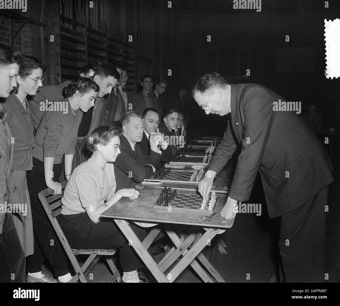 Troisième HBS de cinq ans 50 ans échecs Euwe simultanément Date: 23 janvier 1952 mots clés: Chess institution name: HBS Banque D'Images