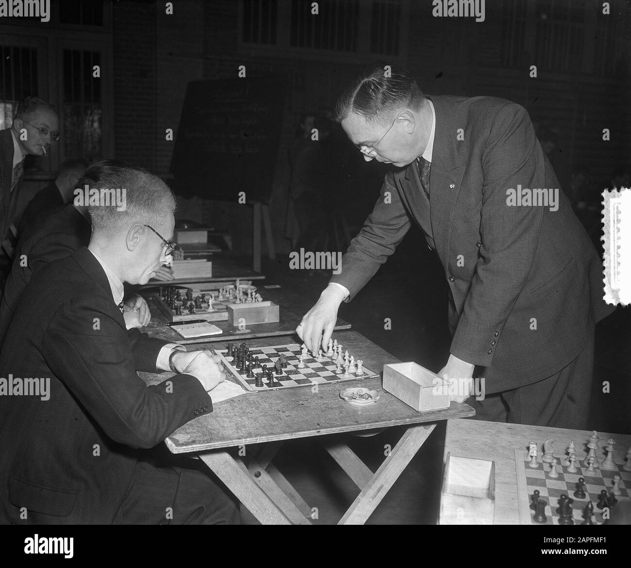 Troisième HBS de cinq ans 50 ans échecs Euwe simultanément Date: 23 janvier 1952 mots clés: Chess institution name: HBS Banque D'Images