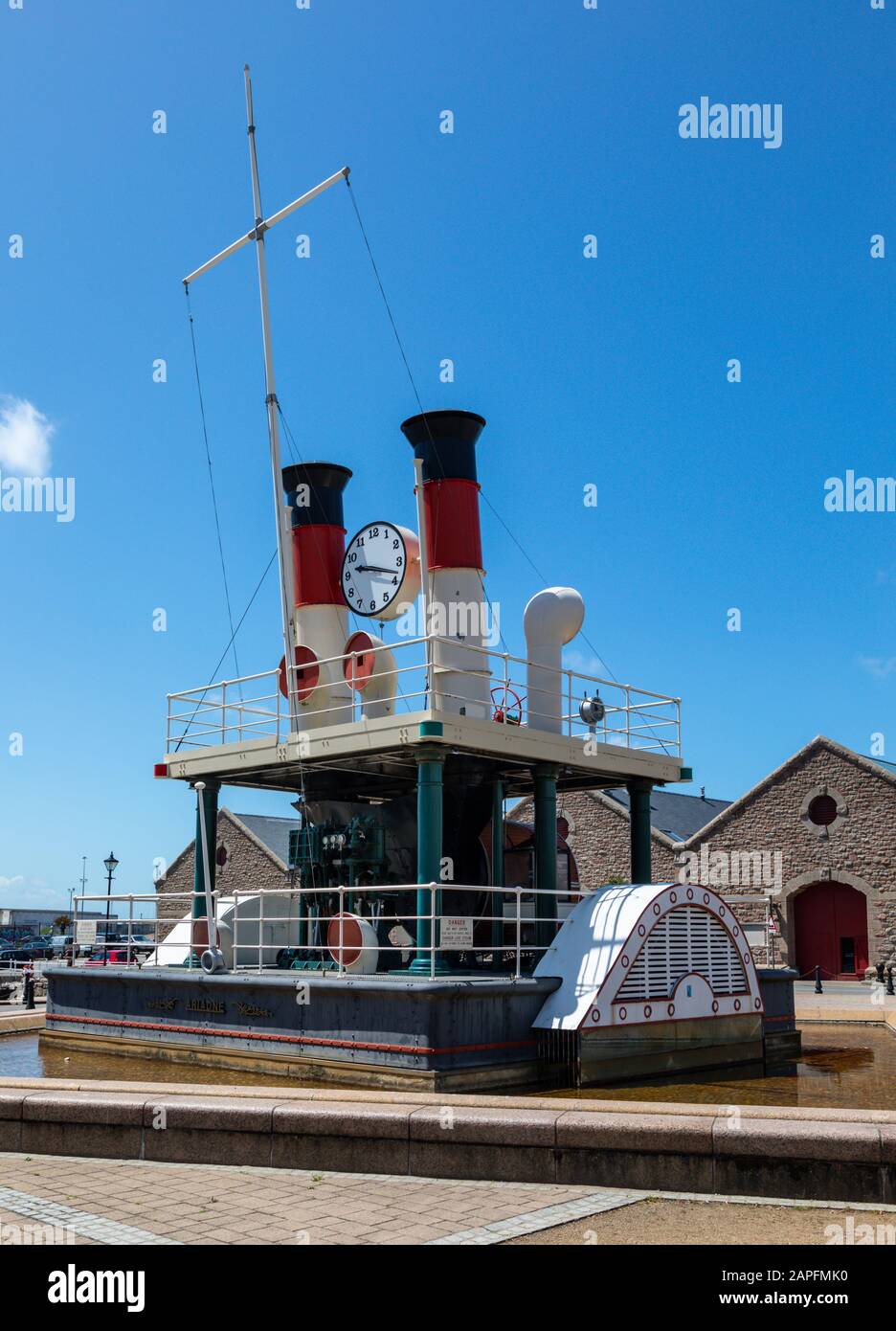 JESRSEY, ÎLES ANGLO-NORMANDES - 08 JUIN 2019 : horloge montée sur le pont d'une réplique pleine grandeur du premier bateau à vapeur à vapeur à vapeur de Jersey Banque D'Images