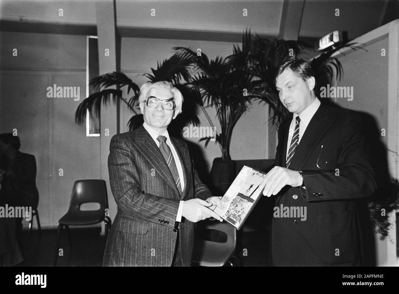 Maire Polak avec livret Vous n'y étiez pas au sujet de l'oppression et de la libération à Amsterdam 1940 1945 Date: 11 février 1980 lieu: Amsterdam, Noord-Holland mots clés: Livres, maires Banque D'Images