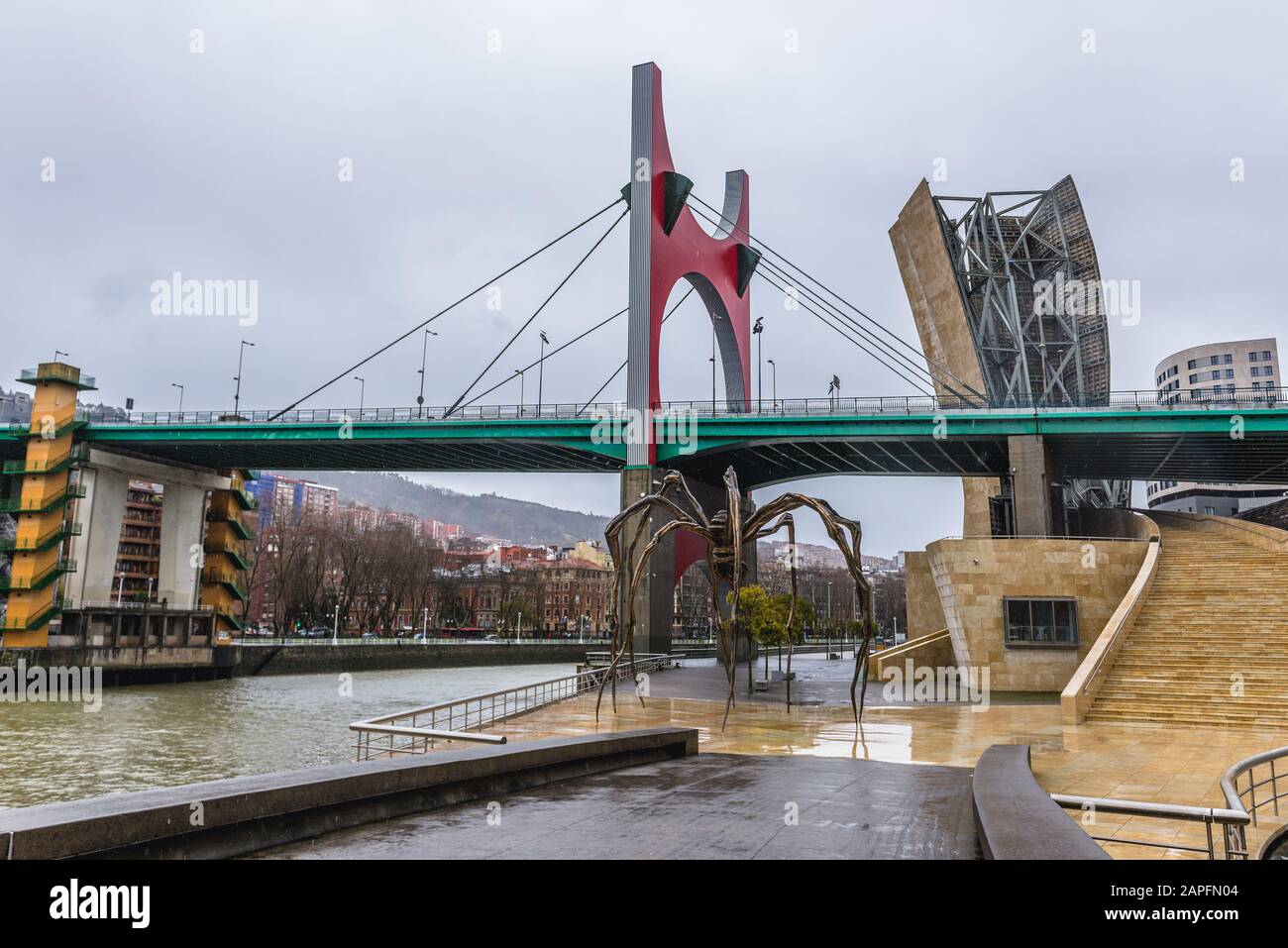 Sculpture de Maman par Louise Bourgeois à côté du musée Guggenheim à Bilbao, la plus grande ville du Pays basque, en Espagne - vue sur le pont de la Salve Banque D'Images