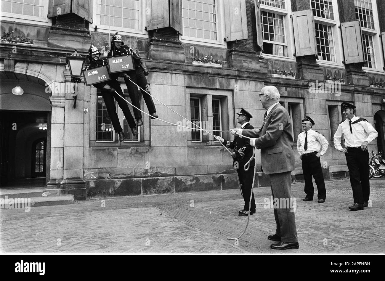 Le maire Samkalden met en service le nouveau numéro d'urgence du service d'incendie d'Amsterdam Description: Le maire Samkalden et deux pompiers descendant du toit Date: 9 juin 1975 lieu: Amsterdam, Hollande-du-Nord mots: Pompiers, maires Nom personnel: Samkalden, Ivo Banque D'Images