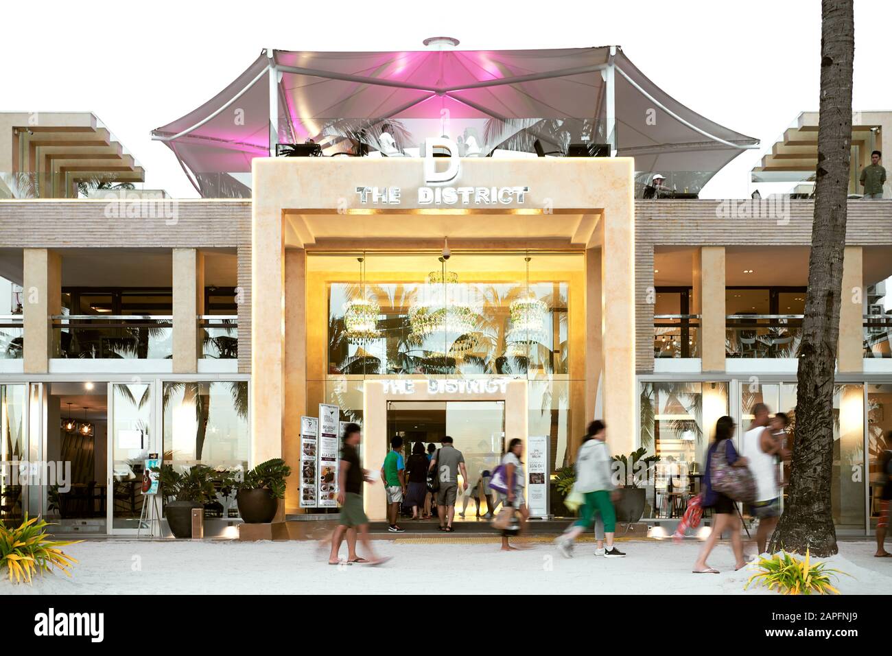 Île de Boracay, Aklan, Philippines: Vue de face montrant l'entrée De l'hôtel de District à côté de la plage blanche au coucher du soleil Banque D'Images