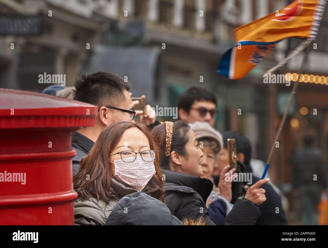 Masque anti-coronavirus porté par un touriste chinois en dehors de Trinity College, université de Cambridge, Angleterre, Royaume-Uni, menace le 22 février 2020. Banque D'Images