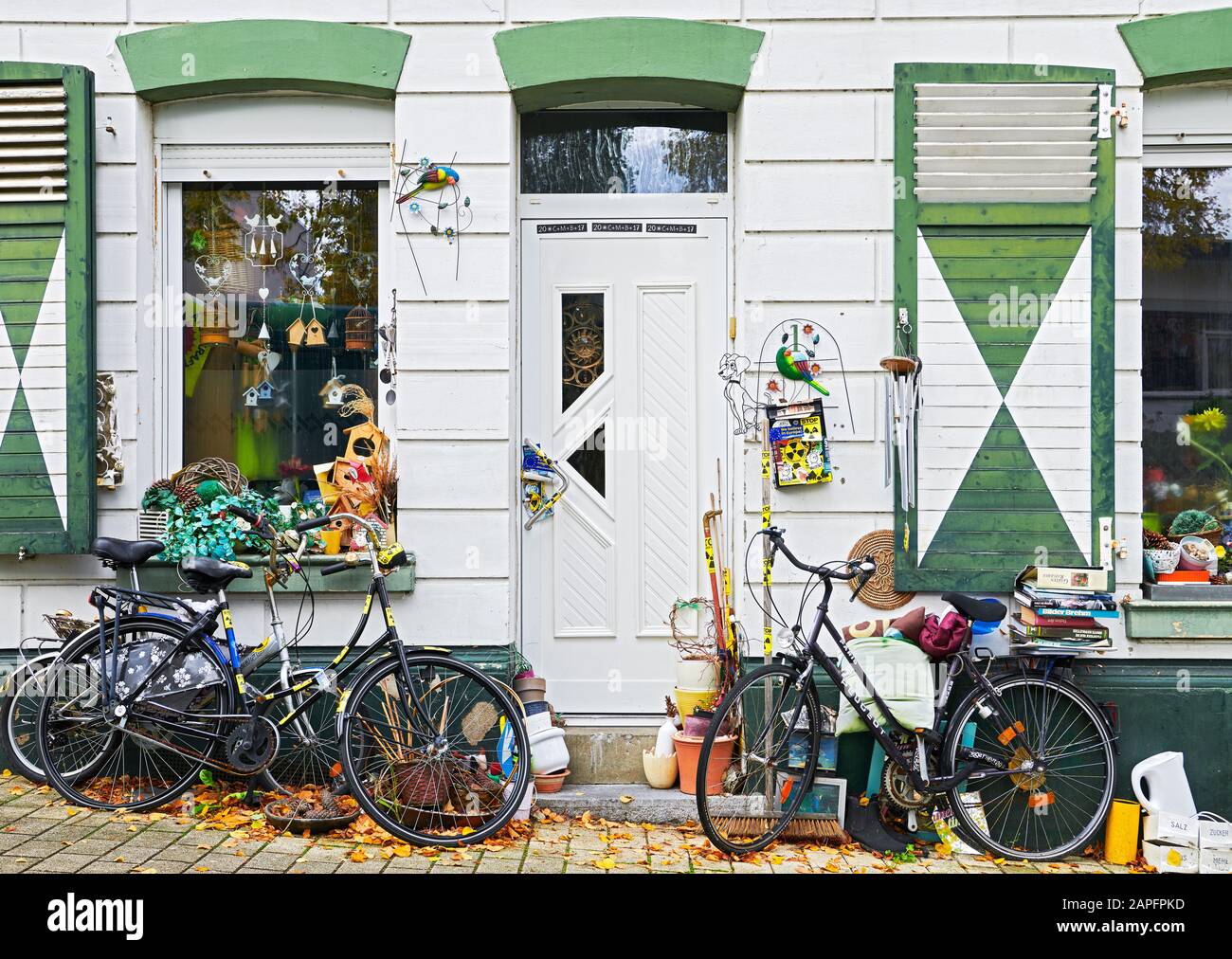 Vaals, Limbourg, Pays-Bas: Maison devant une communauté étudiante alternative protestant contre l'énergie nucléaire, cadeaux en face Banque D'Images