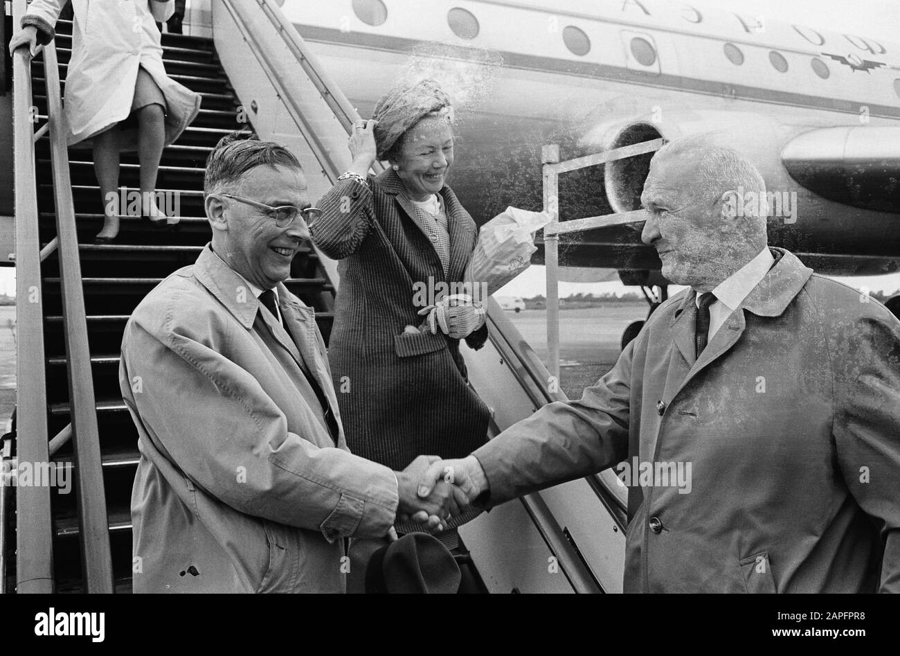 Le maire Van Hall et sa femme sont partis en Russie, l'ambassadeur de droite I. I. Tocharinov Date : 18 juin 1965 mots clés : SPEALS, Ambassadeurs, maires, laisser le nom personnel : I. Gekarinov Banque D'Images