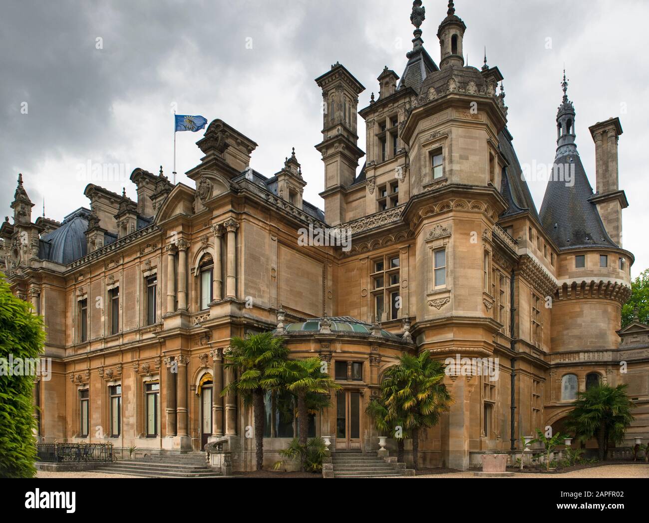 Waddesdon Manor, vue sud-est avec la véranda du rez-de-chaussée du Baron Ferdinand Rothschild au centre. Moody a tiré sur une journée bien remplie. Banque D'Images