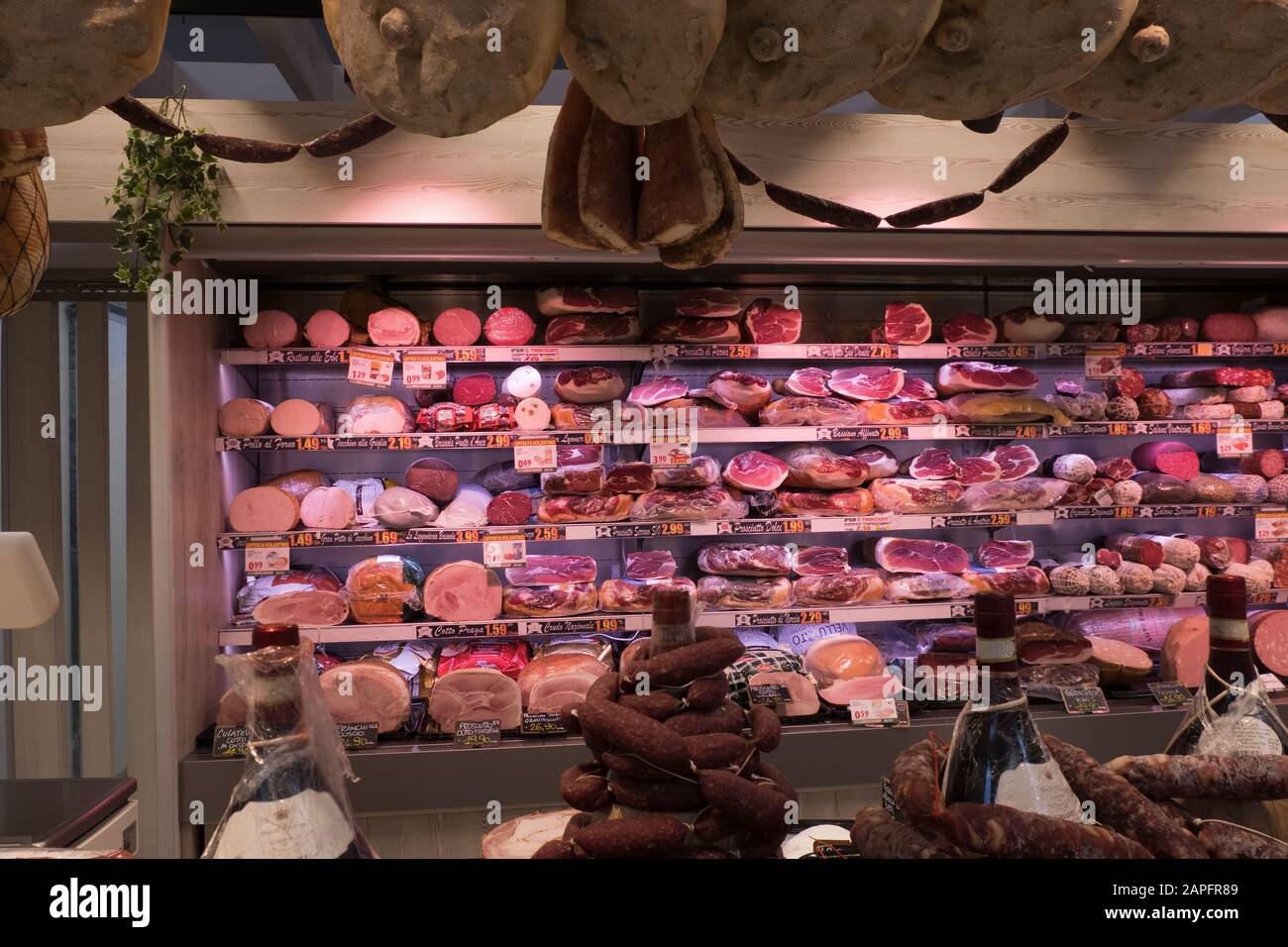 Comptoir épicerie fine dans un supermarché en Italie Banque D'Images