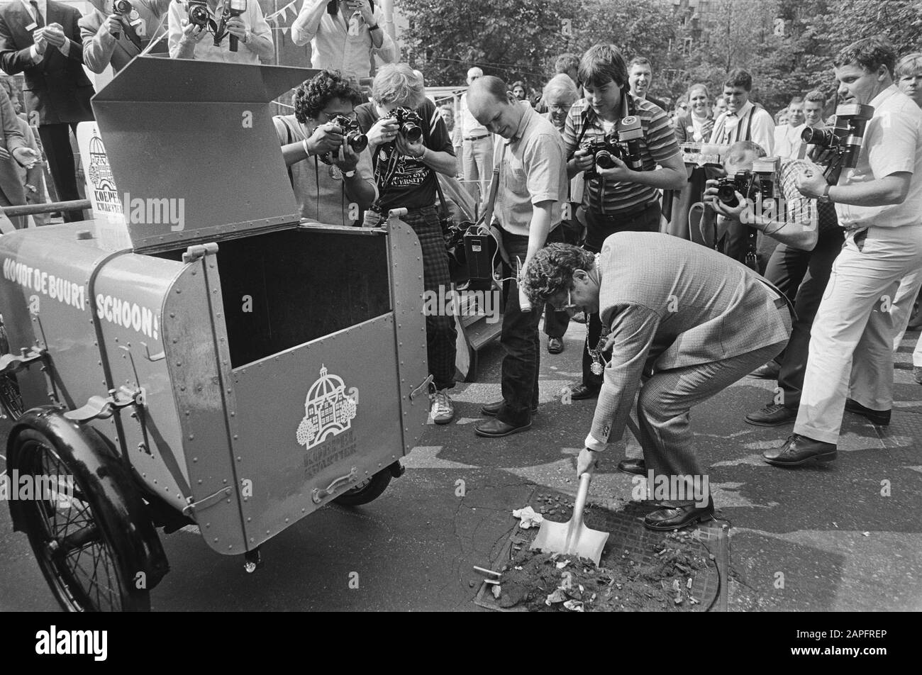 Mise en service d'une voiture de nettoyage dans le Koepelkwartier à Amsterdam Description: Le maire Van Thijn crée de la saleté dans le panier Date: 31 août 1983 lieu: Amsterdam, Noord-Holland mots clés: Déchets, maires, zones résidentielles Nom personnel: Thijn, Ed van Banque D'Images