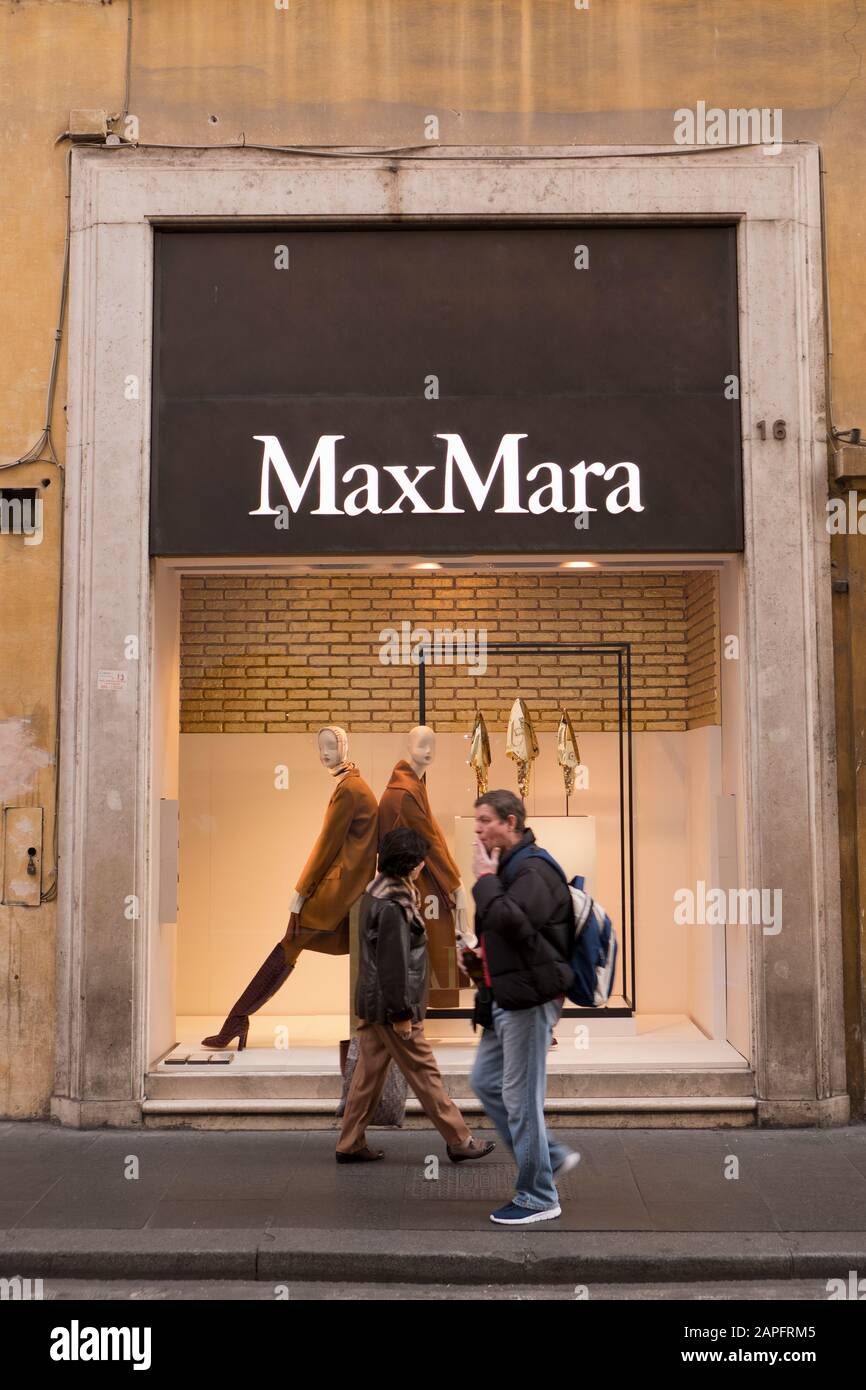 Boutique de créateurs Max Mara à via Condotti à Rome, Italie en hiver Banque D'Images