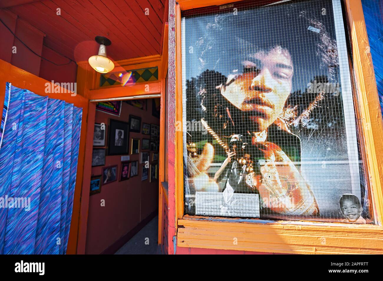 Vancouver (Colombie-Britannique), Canada : gros plan de l'entrée du petit sanctuaire Jimi Hendrix, où vit la légende Banque D'Images