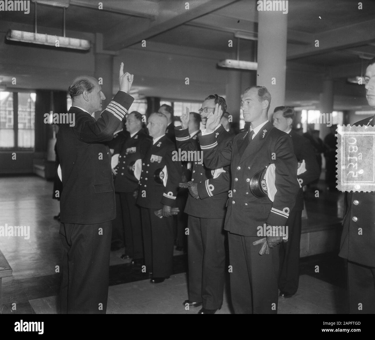 Conversion officiers de marine à Kattenburg Date: 19 septembre 1952 lieu: Amsterdam mots clés: Acceptions de bureau, marine, officiers Nom de l'institution: Marine Banque D'Images