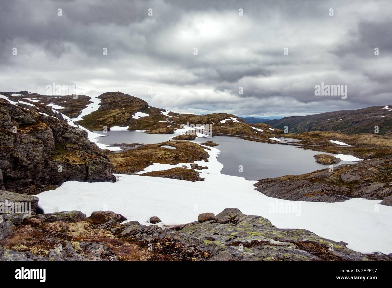 Paysage norvégien typique avec les montagnes enneigées et le lac clair près de la célèbre Aurlandsvegen (Bjorgavegen), mountain road, Aurland, Norvège. Banque D'Images