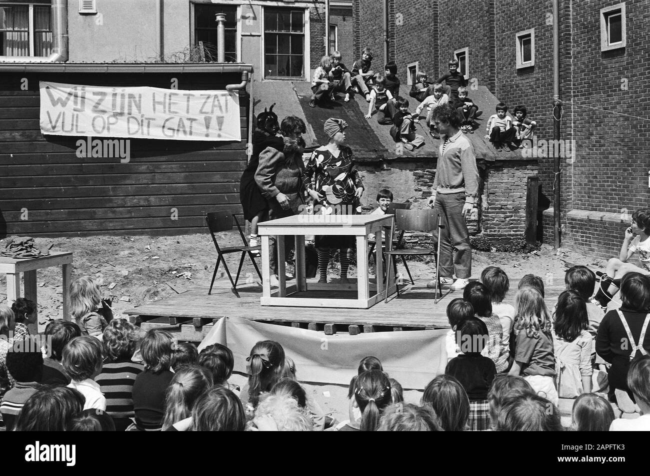 Manifestation des trous ouverts par les quartiers du Jordaan; performance du Wasp Theatre Description: Maisons communautaires, théâtre Date: 9 mai 1979 lieu: Amsterdam, Noord-Holland mots clés: Maisons communautaires, théâtre Banque D'Images
