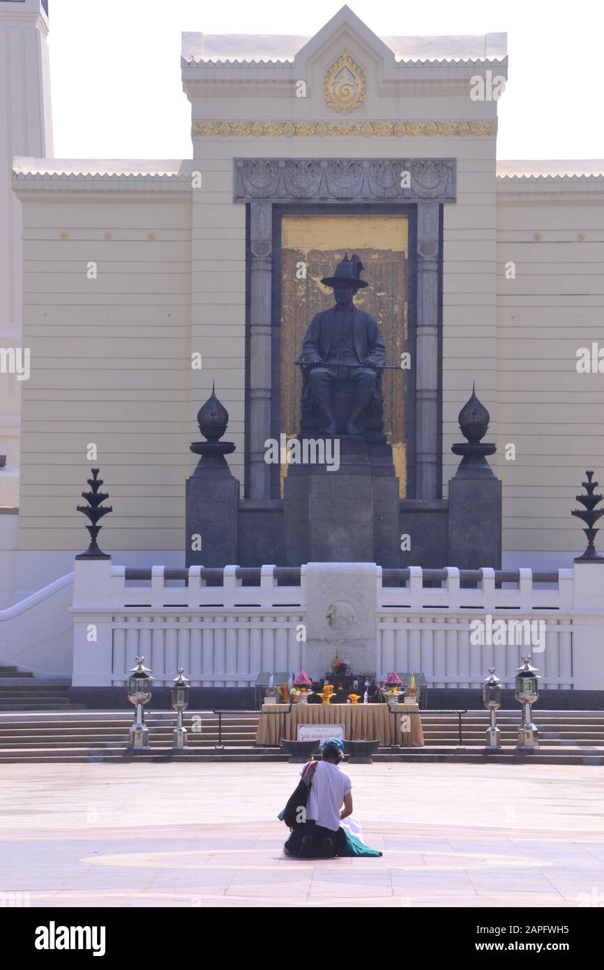 Une femme s'agenouille au monument du roi Rama I à Bangkok, Thaïlande, Asie. Le monument est dédié au roi qui a fondé la dynastie Chakri et a établi la capitale à Bangkok en 1782. Banque D'Images