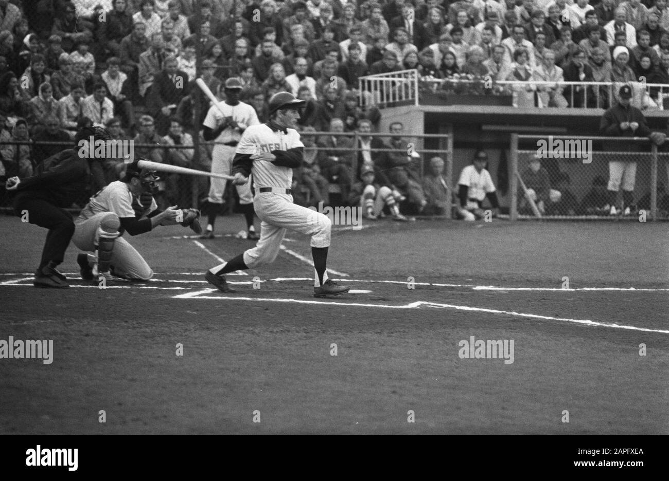 Semaine de base-ball de Haarlem Description: California Stags versus Netherlands: A game moment Date: 25 juin 1969 lieu: Haarlem, Noord-Holland mots clés: Baseball, joueurs Banque D'Images