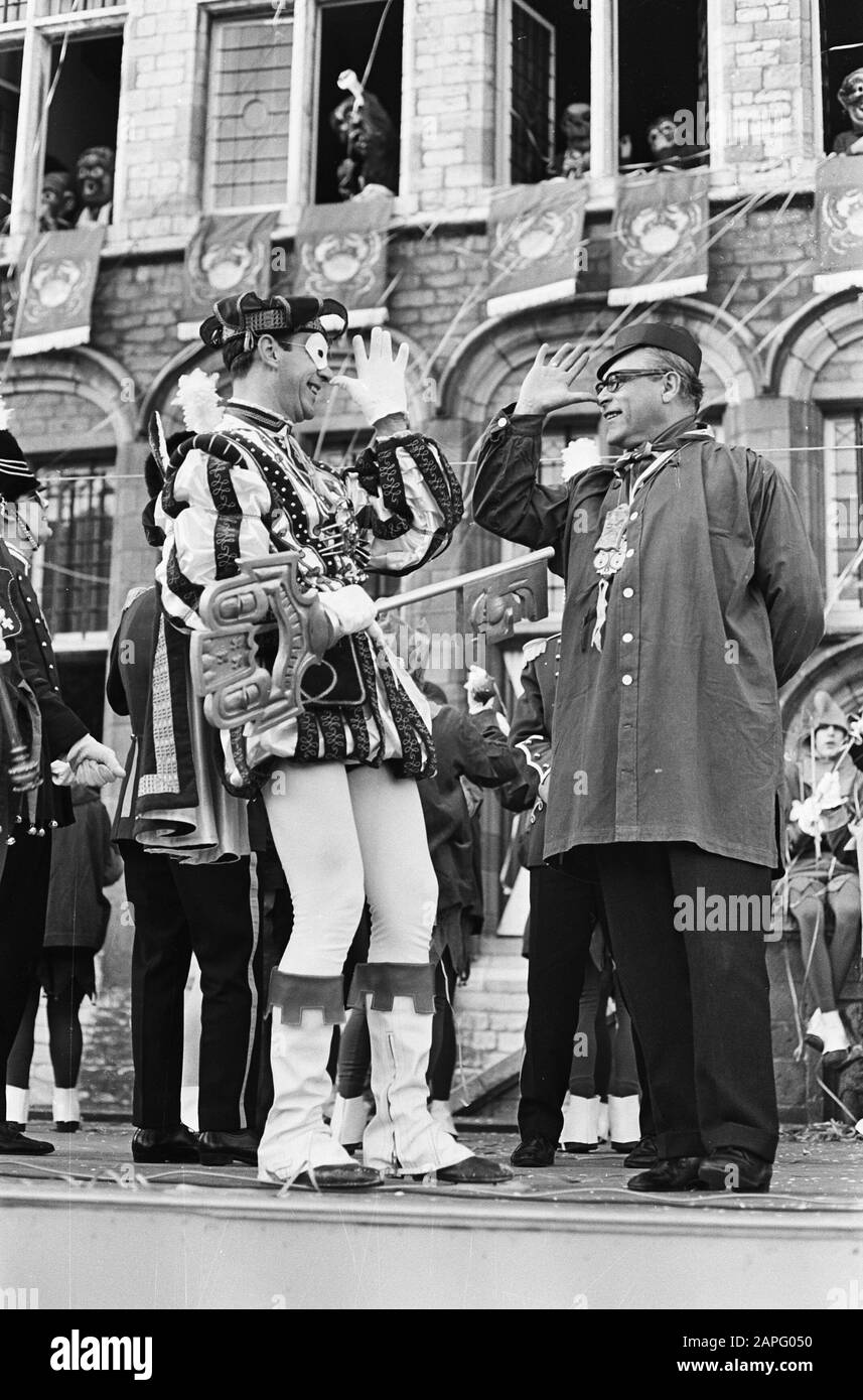 Carnaval 1967 Agge mais leut et deux invités importants sur la scène honorifique en face de l'hôtel de ville de Bergen op Zoom, où le carnaval a été utilisé. Prince Nilles le deuxième avec la clé de la ville et ministre White Date: 4 février 1967 lieu: Bergen op Zoom mots clés: Carnaval, ministres, princes Nom personnel: Witte, Herman Banque D'Images