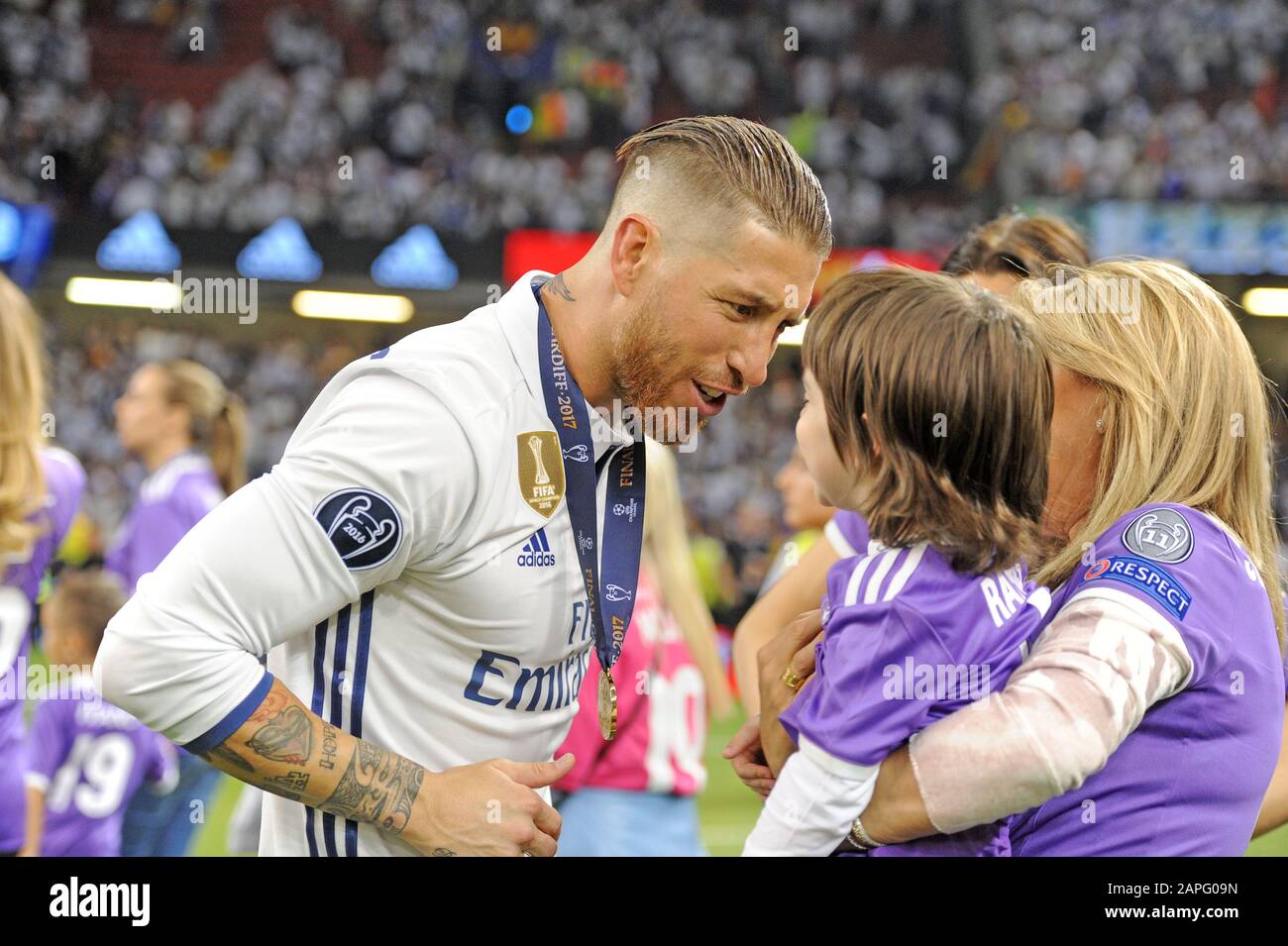 Finale de la Ligue des Champions de l'UEFA entre Juventus et Real Madrid CF au Stade National du Pays de Galles à Cardiff : Sergio Ramos du Real Madrid photographié après le match en parlant à son fils Sergio. Banque D'Images
