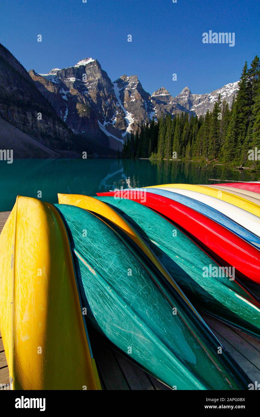 Canoës Renversés, Lac Moraine, Vallée Des Dix Pics, Parc National Banff, Montagnes Rocheuses, Alberta, Canada Banque D'Images