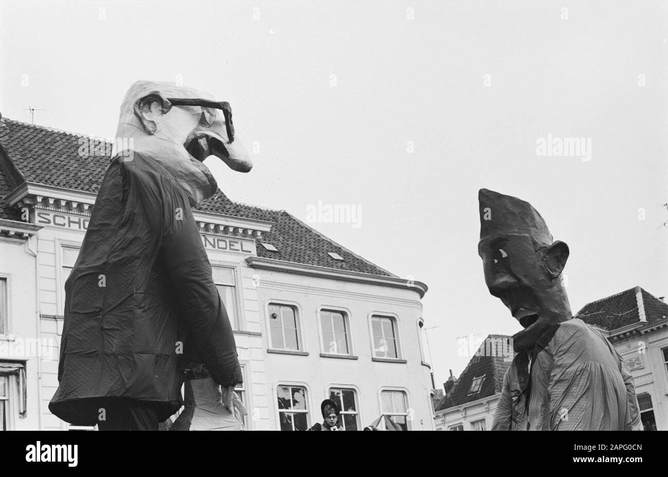 Carnaval à Breda. Toxopeus avec fonctionnaire en mains Date: 5 mars 1962 lieu: Breda mots clés: Carnaval Banque D'Images
