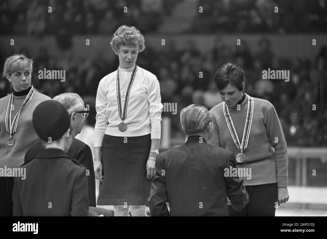 Patinage de vitesse aux Jeux olympiques d'hiver de 1968, 1 500 m de podium, gauche-droite : Carry Geijssen, Kaija Mustonen, Stien Kaiser; Banque D'Images