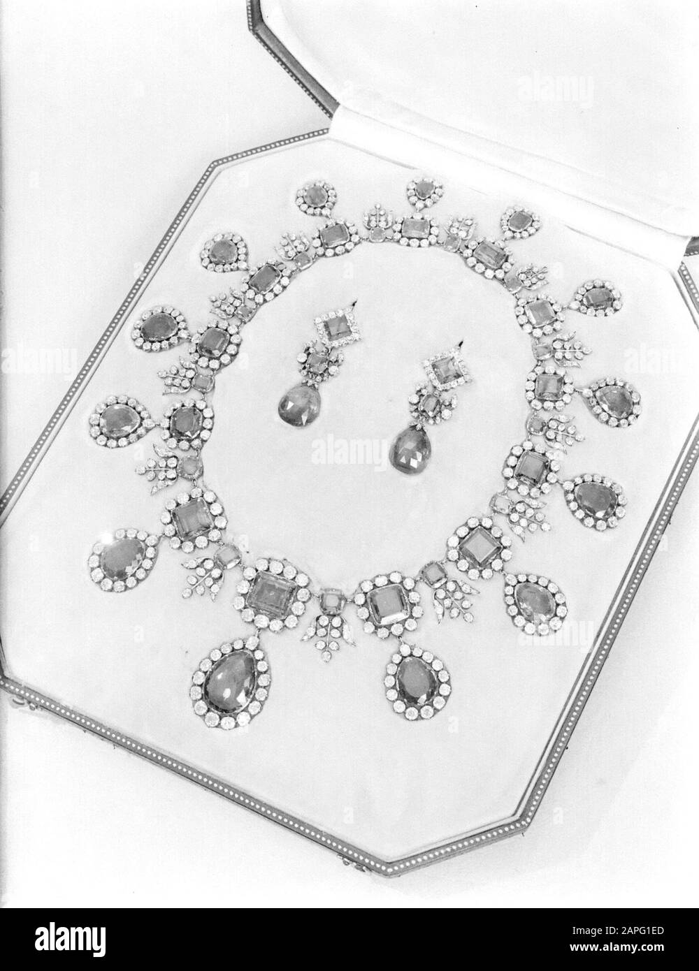 Publicité Photographie Description: Cassette avec collier et boucles d'oreilles avec diamants; Van Cleef & Arpels Date: 1 septembre 1936 lieu: France, Paris mots clés: Bijoux Banque D'Images