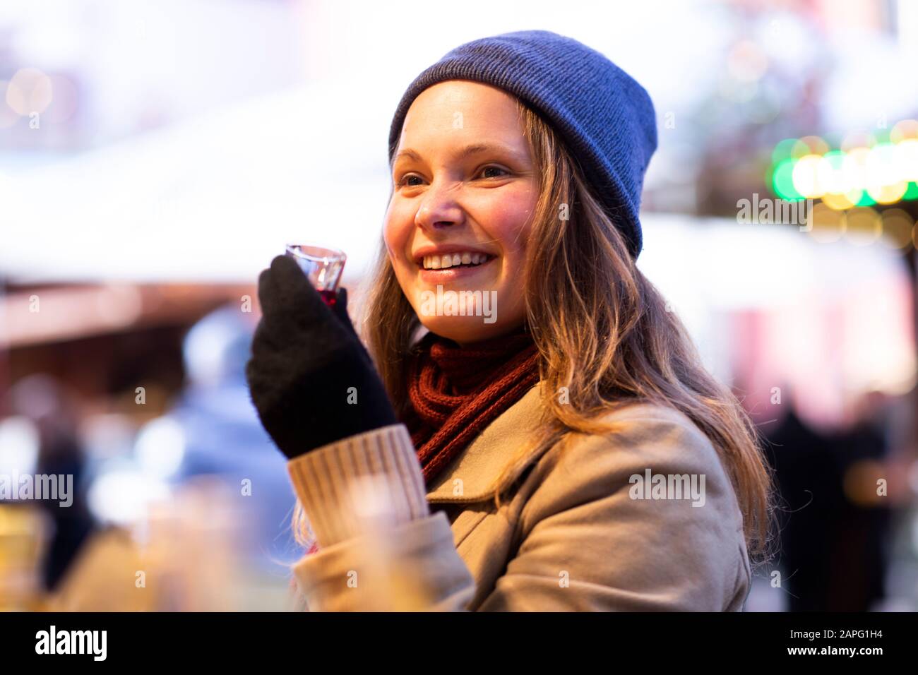 Femme tenant un petit verre de boisson, marché de Noël, Fribourg, Deutschland Banque D'Images