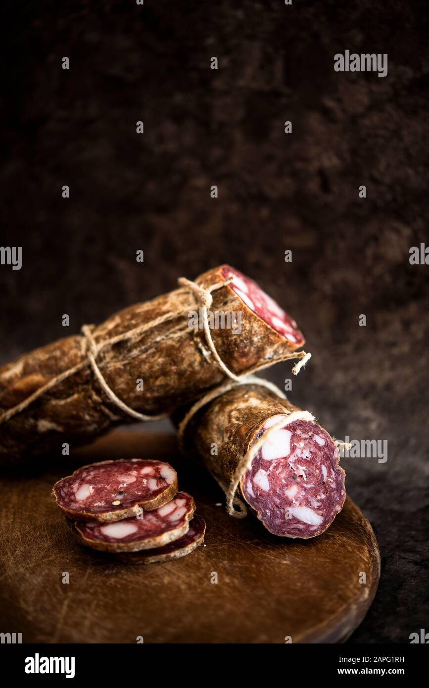 Salami entier, coupé et tranché Banque D'Images