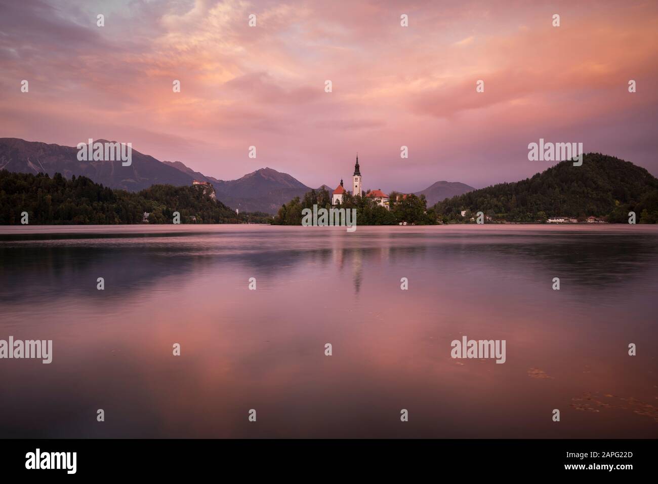 Vue aérienne de l'île Bled avec l'église de l'Assomption au crépuscule, lac Bled, Upper Carniola, Slovénie Banque D'Images