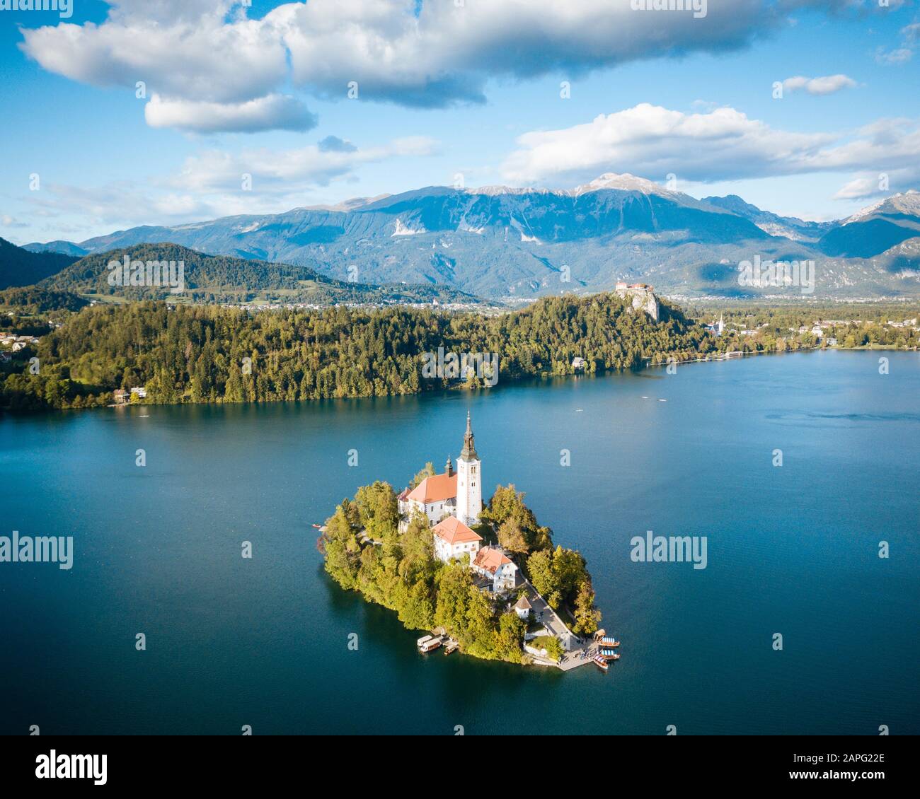 Vue aérienne de l'île Bled avec Église de l'Assomption à l'aube, lac Bled, Upper Carniola, Slovénie Banque D'Images