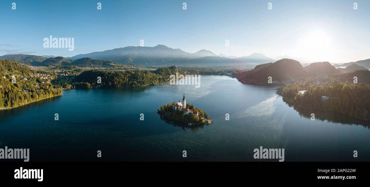 Vue aérienne de l'île Bled avec Église de l'Assomption à l'aube, lac Bled, Upper Carniola, Slovénie Banque D'Images