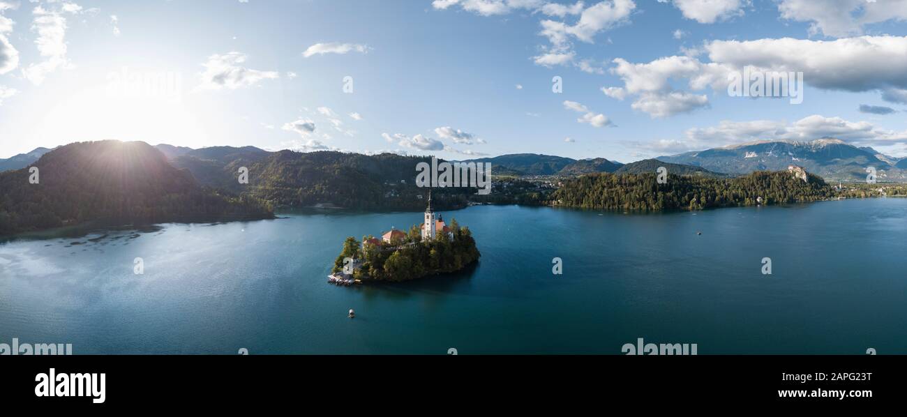 Vue aérienne de l'île Bled avec Église de l'Assomption à l'aube, lac Bled, Upper Carniola, Slovénie Banque D'Images