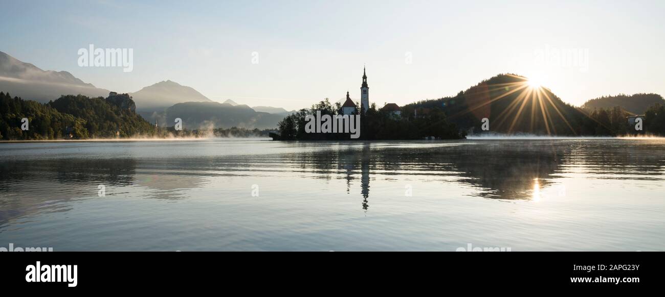 Ile Bled avec Église de l'Assomption à l'aube, Lac Bled, Upper Carniola, Slovénie Banque D'Images