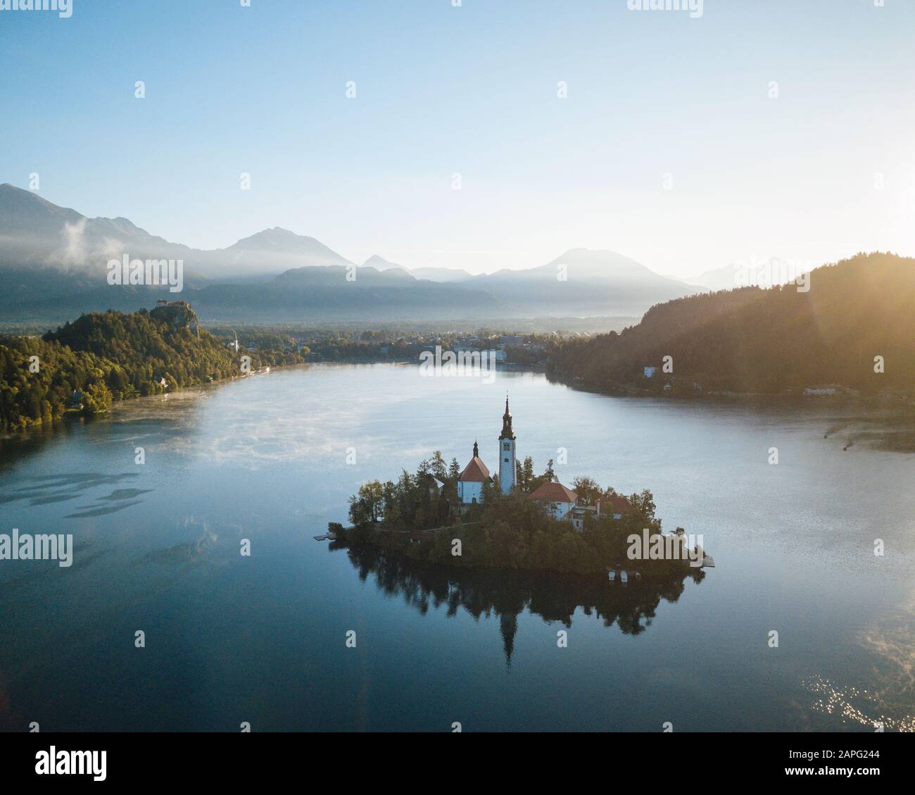 Vue aérienne de l'île Bled avec Église de l'Assomption à l'aube, lac Bled, Upper Carniola, Slovénie Banque D'Images