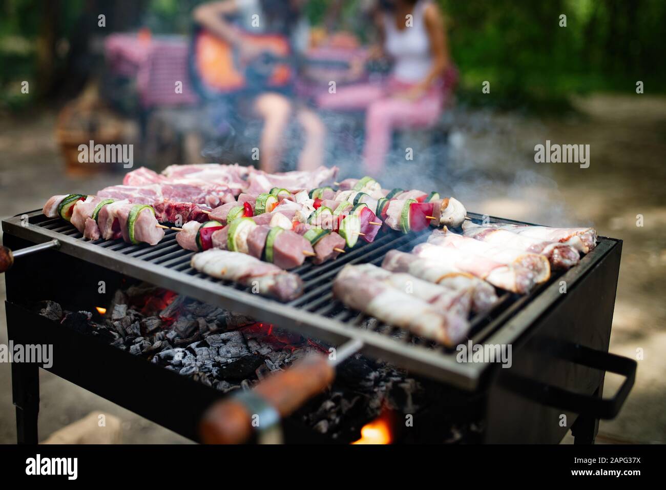 Sélection de viandes grillés sur les braises d'un barbecue mobile Banque D'Images