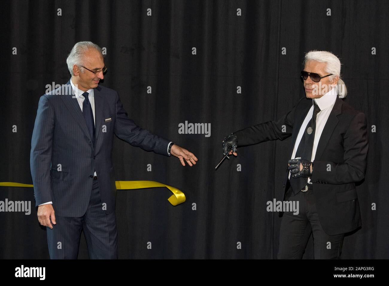 KARL LAGERFEL ET PAOLO DE CESARE, MAGASIN DU DÉPARTEMENT PRINTEMPS Banque D'Images