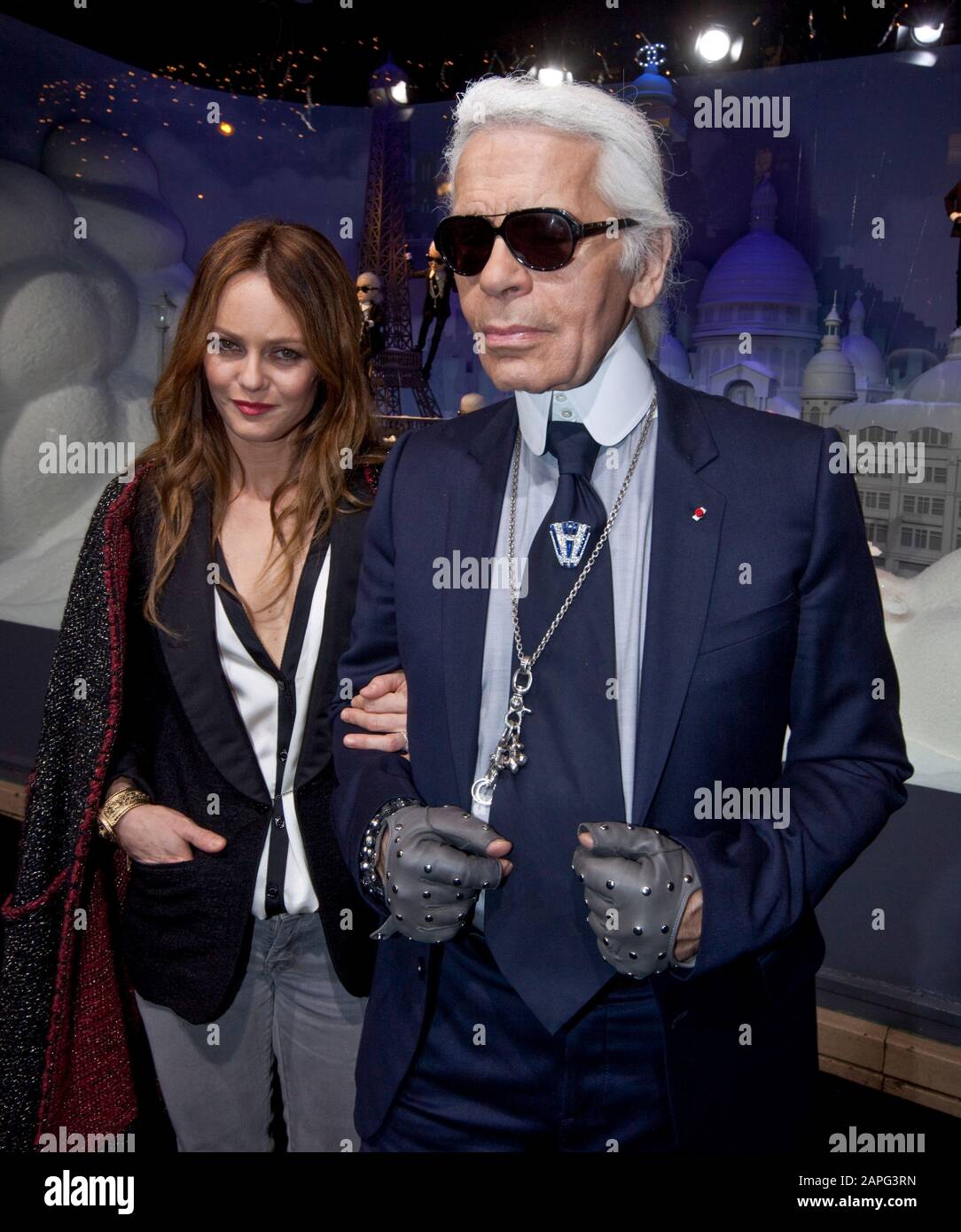 KARL LAGERFELD ET VANESSA PARADIS À PARIS Banque D'Images