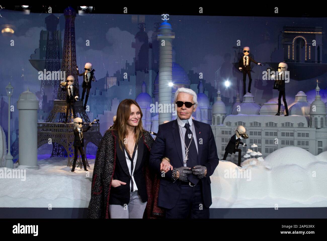 KARL LAGERFELD ET VANESSA PARADIS À PARIS Banque D'Images