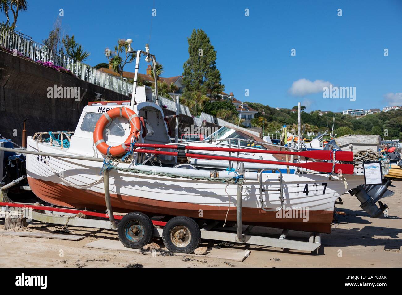 JESRSEY, ÎLES ANGLO-NORMANDES - 08 JUIN 2019 : petits bateaux ramassus sur la plage de St Brelade. Banque D'Images