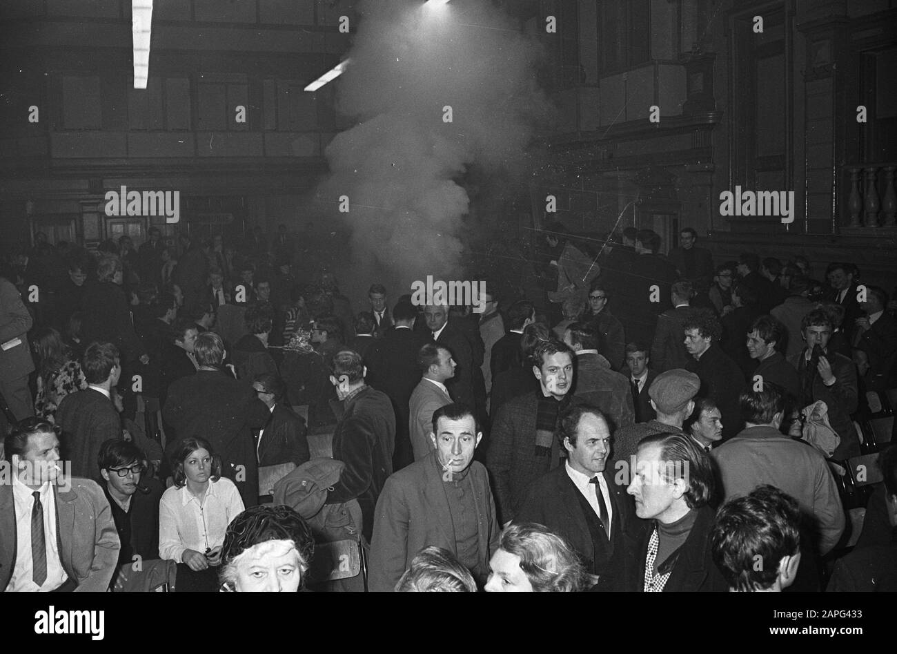 Chaos lors de la réunion du Parti Des Agriculteurs à Frascati, bombe à fumée s'est enflammée dans la salle de réunion Date: 8 février 1967 mots clés: Bombes à fumée, réunions, salles de réunion Nom de l'institution: Parti paysan, Frascati Banque D'Images