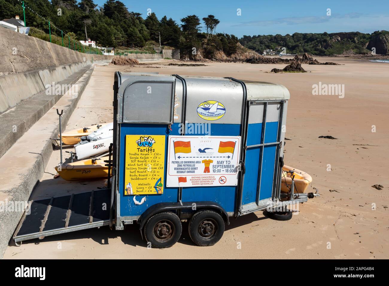 JESRSEY, ÎLES ANGLO-NORMANDES - 08 JUIN 2019 : location d'une remorque pour les sports nautiques sur la plage à St Brelade Banque D'Images