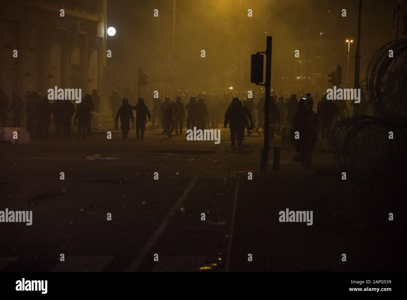 Beyrouth, Liban. 22 janvier 2020. La police a repoussé les manifestants en réagissant à la finalisation par le Premier ministre intérimaire Hassan Diab d'un nouveau cabinet pour le Liban, alors que les émeutes éclatent dans la région du centre-ville crédit: Elizabeth Fitt/Alay Live News Banque D'Images