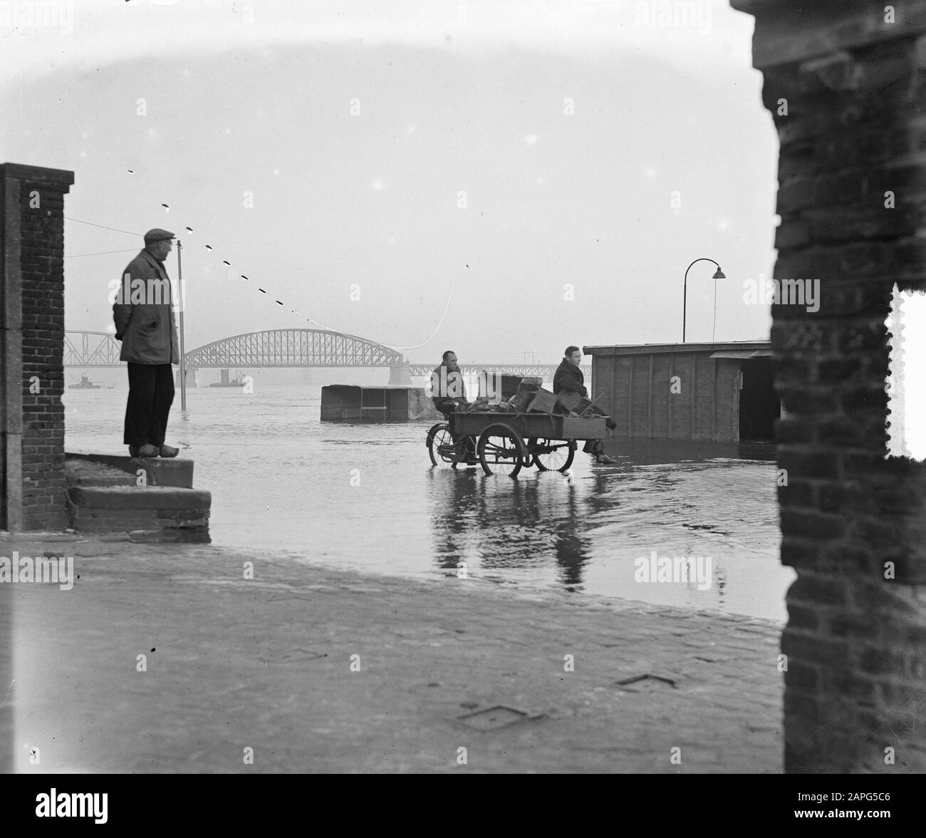 Castricum 2 personnes sous-marin allemand (torpille) Date : 2 décembre 1952 lieu : Castricum, Noord-Holland mots clés : sous-marins, plages Banque D'Images