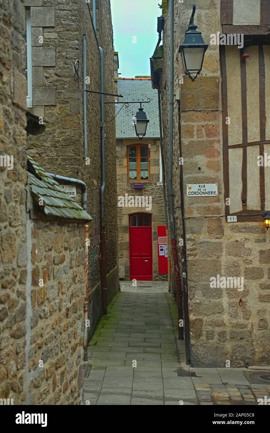 passage-troit-entre-deux-b-timents-en-pierre-traditionnels-avec-porte
