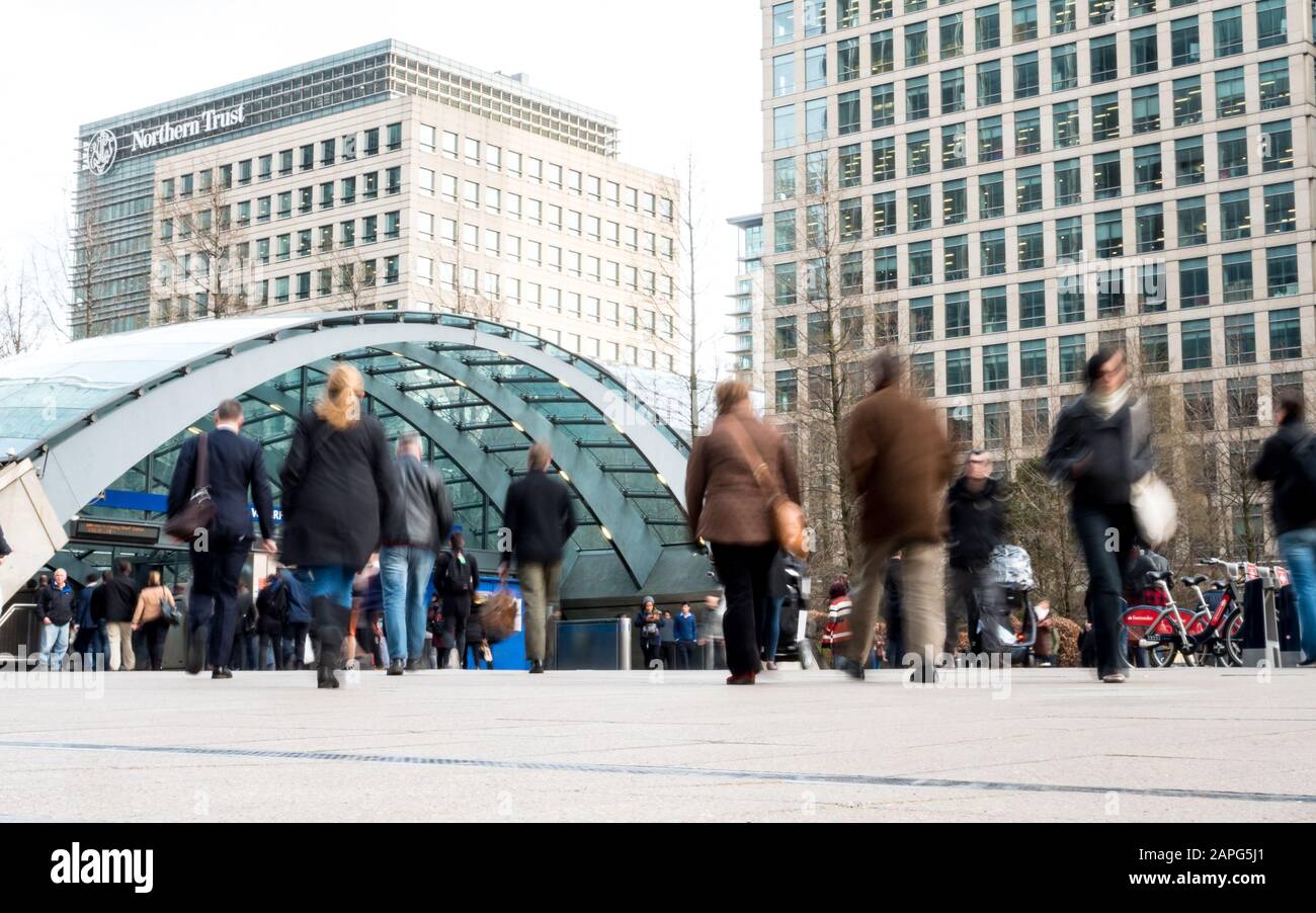 Londres Docklands. Les navetteurs et les employés de bureau se rendent à la station de métro Docklands. Banque D'Images