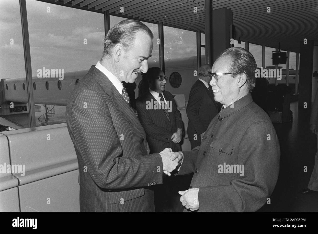 Le ministre chinois des Affaires étrangères, Huang Hua dit au revoir à Van der Klaauw à Schiphol Date : le 11 juin 1978 mots clés : feed, Ministres Banque D'Images